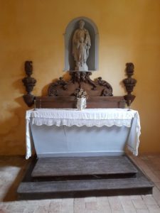 Autel en bois sculpté et statue de Saint Joseph