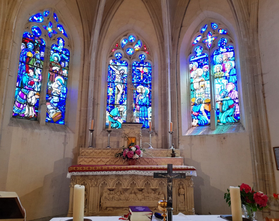 Choeur de l'église avec vitraux modernes