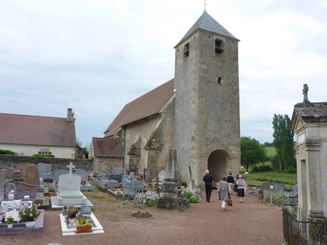 l'église entourée du cimetière