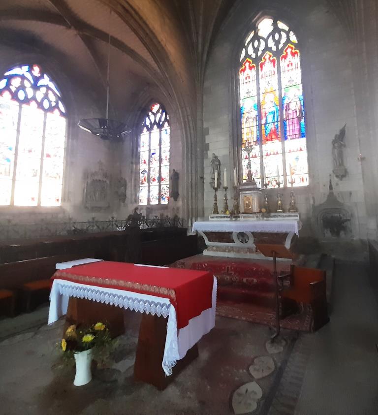 Chœur avec maitre autel en marbre, lutrin en bois sculpté et stalles